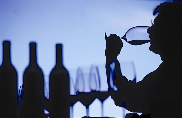 烟民的福音――喝葡萄酒可预防肺癌